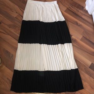 Forever 21 Maxi pleated skirt